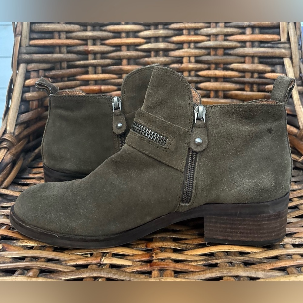 Gentle Souls Kenneth Cole Penny
Ankle Booties Womens Size 9
Olive Leather Zip - Picture 5 of 16